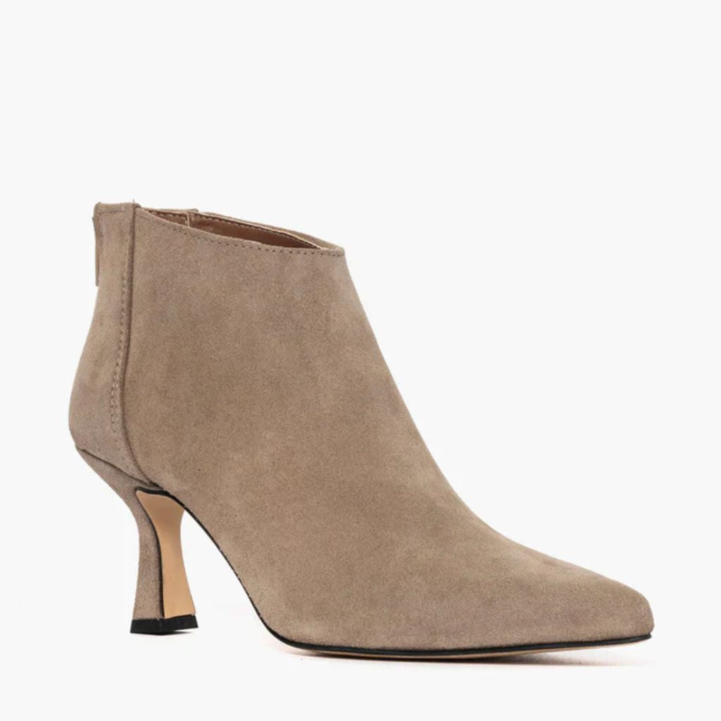 Tronchetto in camoscio taupe Gagliotta Love1 con tacco a fiamma da 8 cm e zip posteriore.