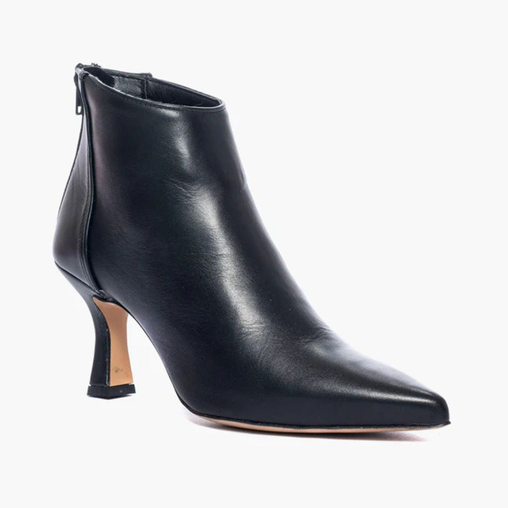 Tronchetto nero in pelle Gagliotta Love1 con tacco a fiamma da 8 cm, punta appuntita e zip posteriore.