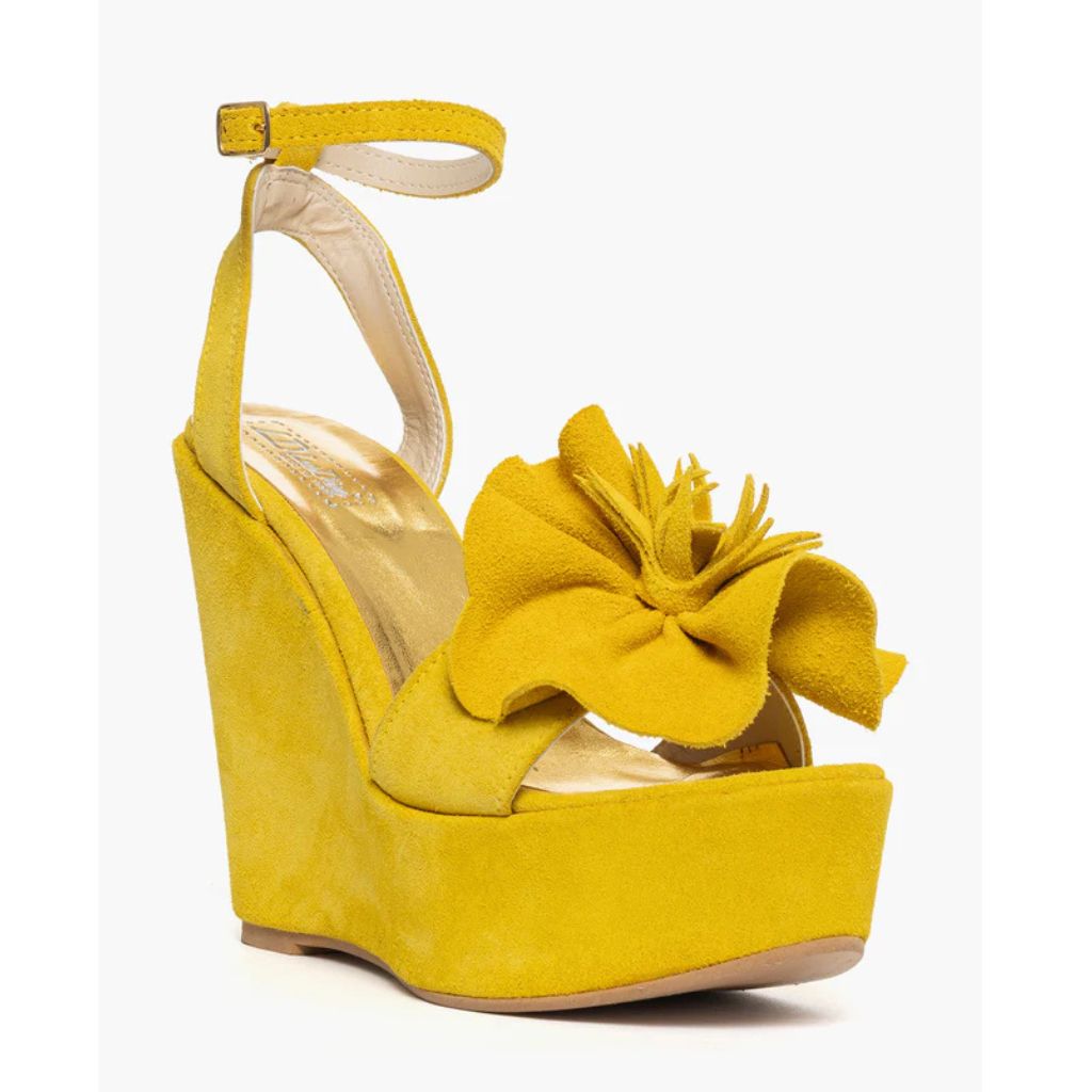 Sandalo con zeppa alta 11 cm in camoscio giallo e maxi fiore sulla fascia.