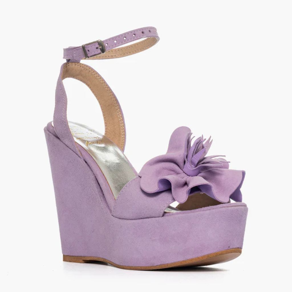 Sandalo con zeppa alta 11 cm in camoscio lilla e maxi fiore sulla fascia.