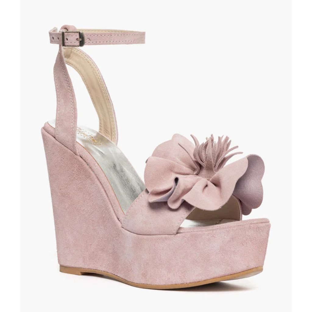 Sandalo con zeppa alta 11 cm in camoscio rosa e maxi fiore sulla fascia.