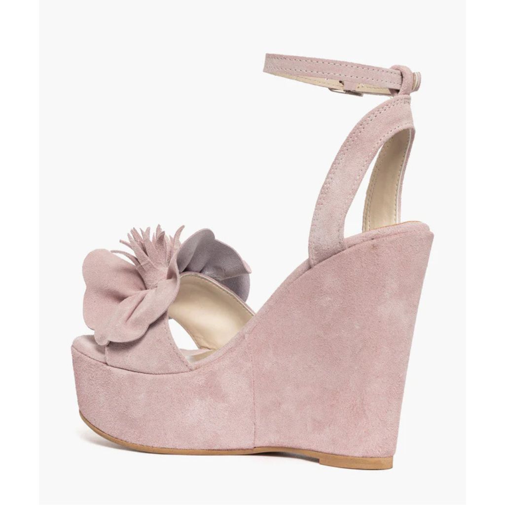 Sandalo con zeppa alta 11 cm in camoscio rosa e maxi fiore sulla fascia.