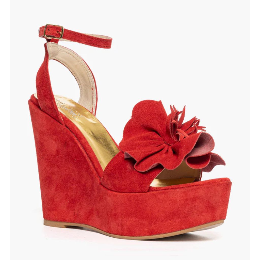 Sandalo con zeppa alta 11 cm in camoscio rosso e maxi fiore sulla fascia.