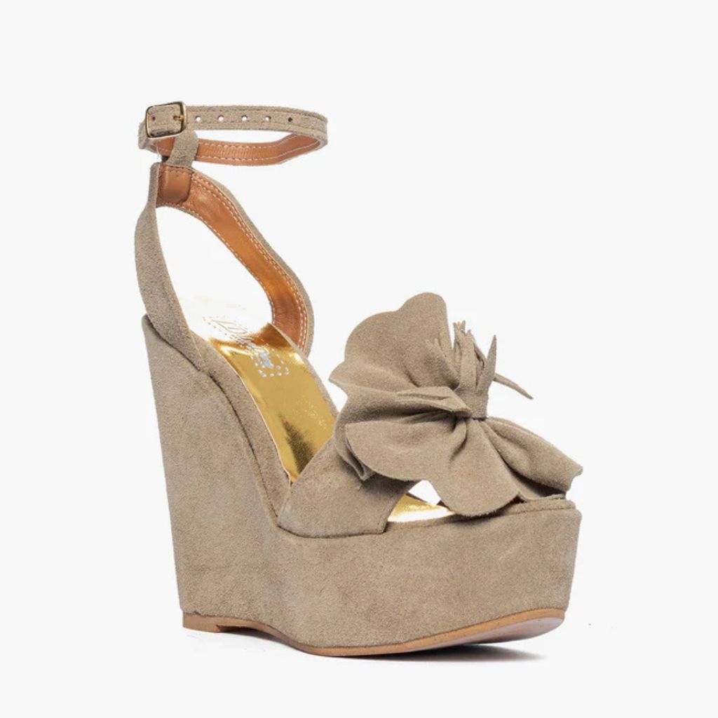 Sandalo con zeppa alta 11 cm in camoscio taupe e maxi fiore sulla fascia.