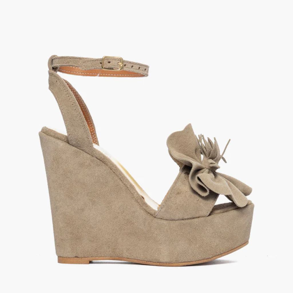 Sandalo con zeppa alta 11 cm in camoscio taupe e maxi fiore sulla fascia.