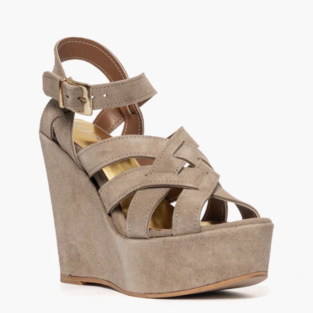 Sandalo con zeppa in camoscio taupe con listini intrecciati.