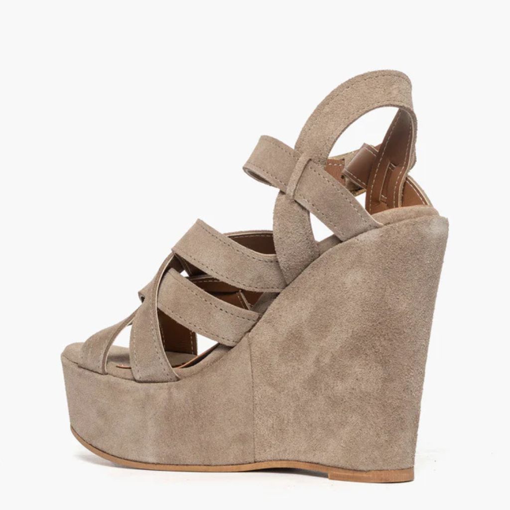 Sandalo con zeppa in camoscio taupe con listini intrecciati.