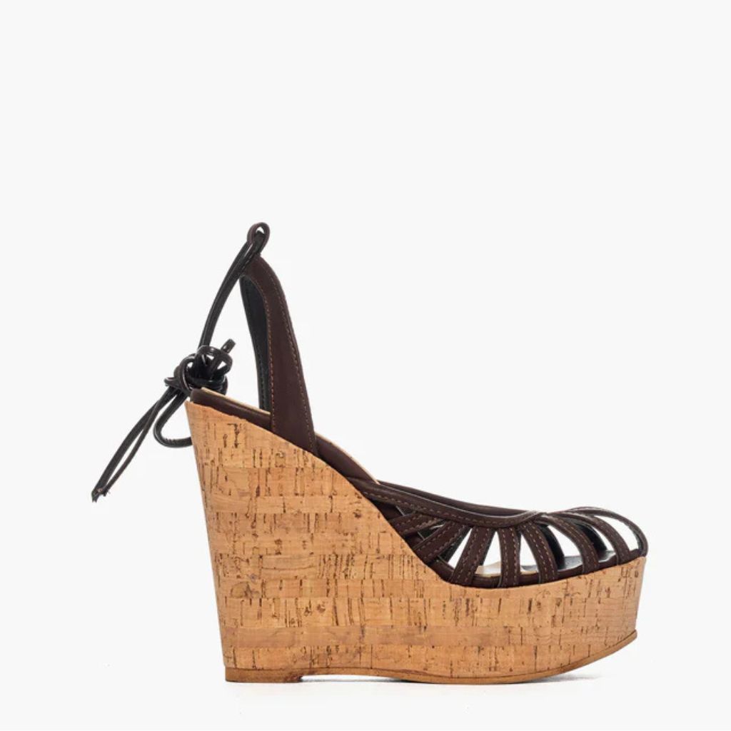 Sandalo con zeppa alta 11 cm in sughero naturale e tomaia a fascette in pelle marrone scuro.