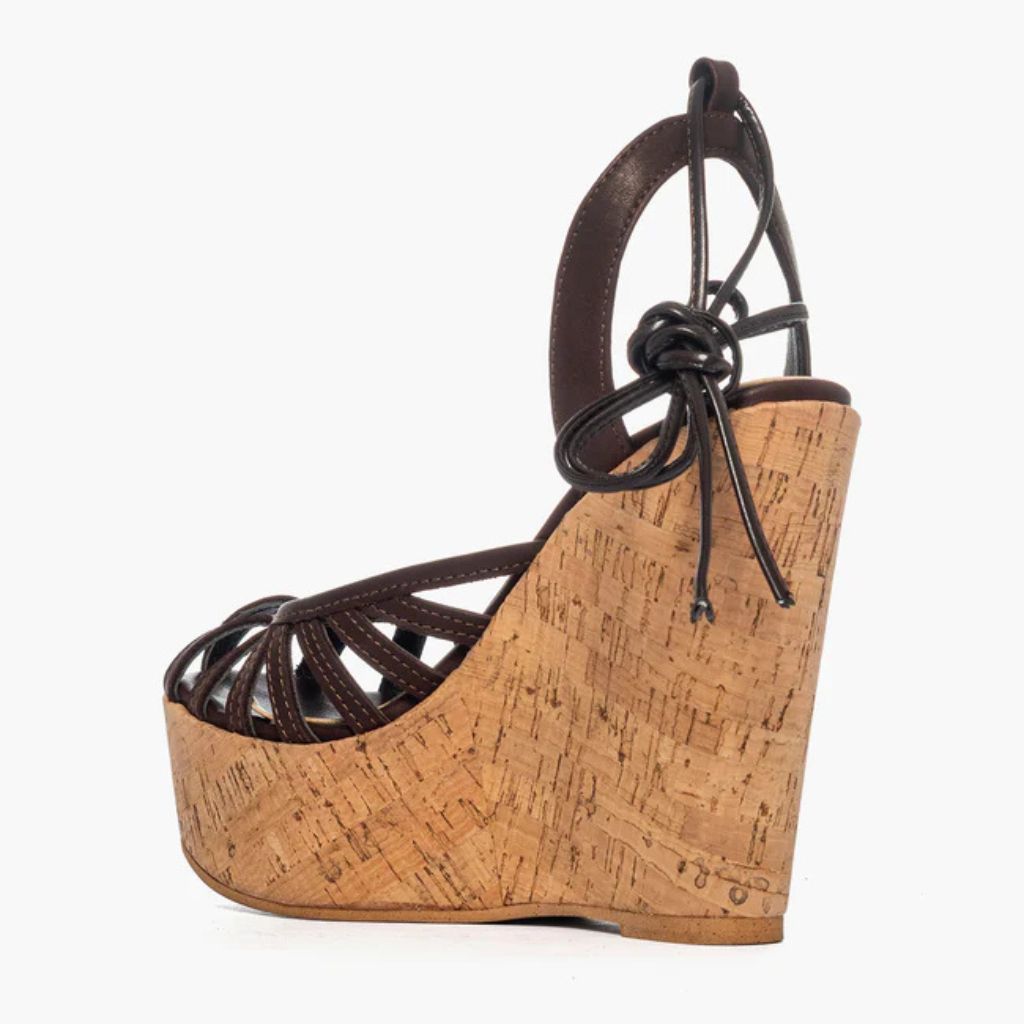 Sandalo con zeppa alta 11 cm in sughero naturale e tomaia a fascette in pelle marrone scuro.