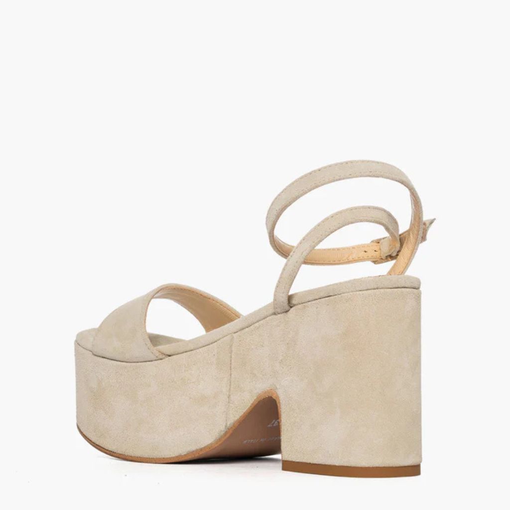Sandalo Gagliotta in camoscio beige chiaro con zeppa alta 10.5 cm