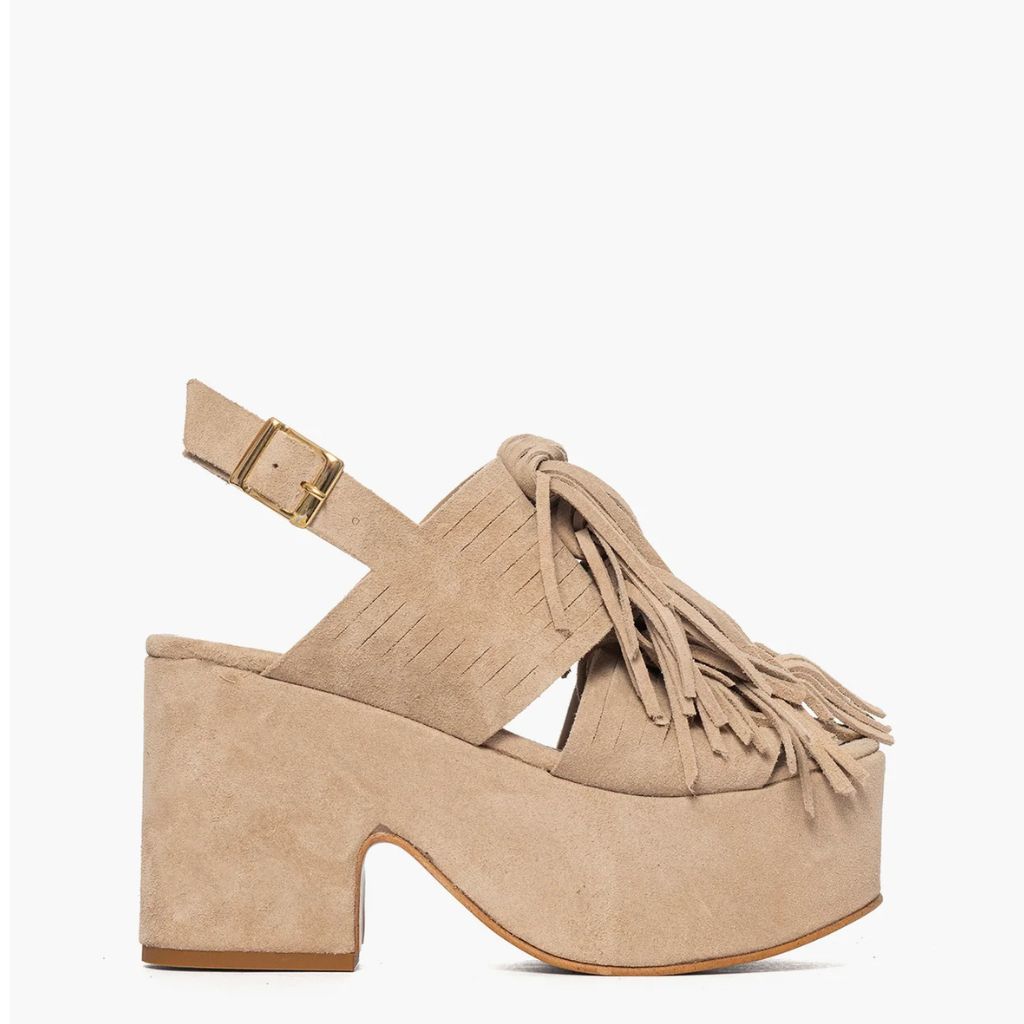 Sandalo con tacco plateau 10,5 cm Gagliotta in camoscio taupe, frange a cascata e cinturino slingback.