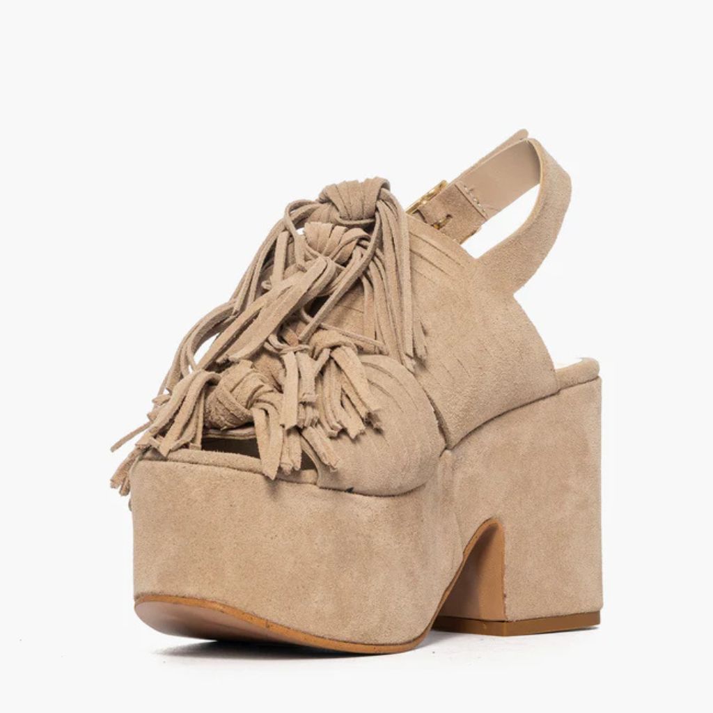 Sandalo con tacco plateau 10,5 cm Gagliotta in camoscio taupe, frange a cascata e cinturino slingback.