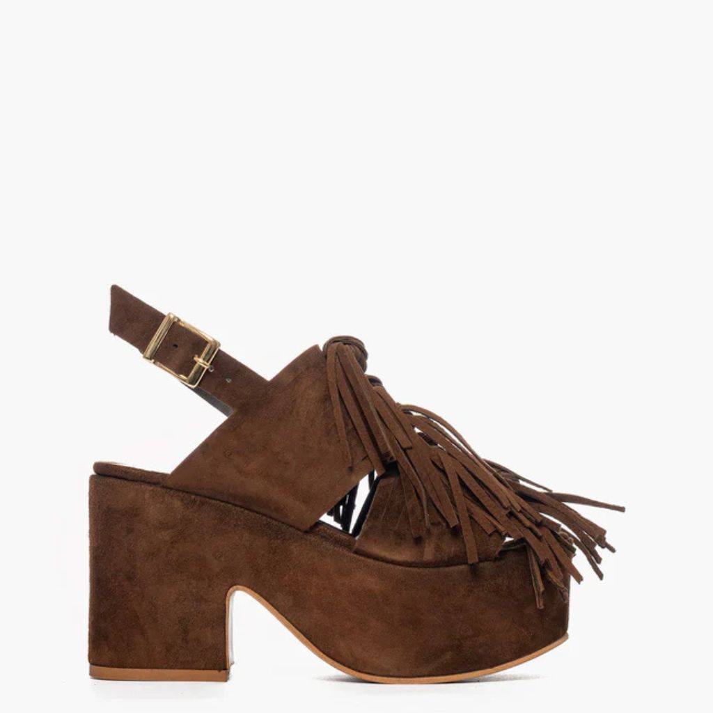 Sandalo con tacco plateau 10,5 cm Gagliotta in camoscio marrone, frange a cascata e cinturino slingback.