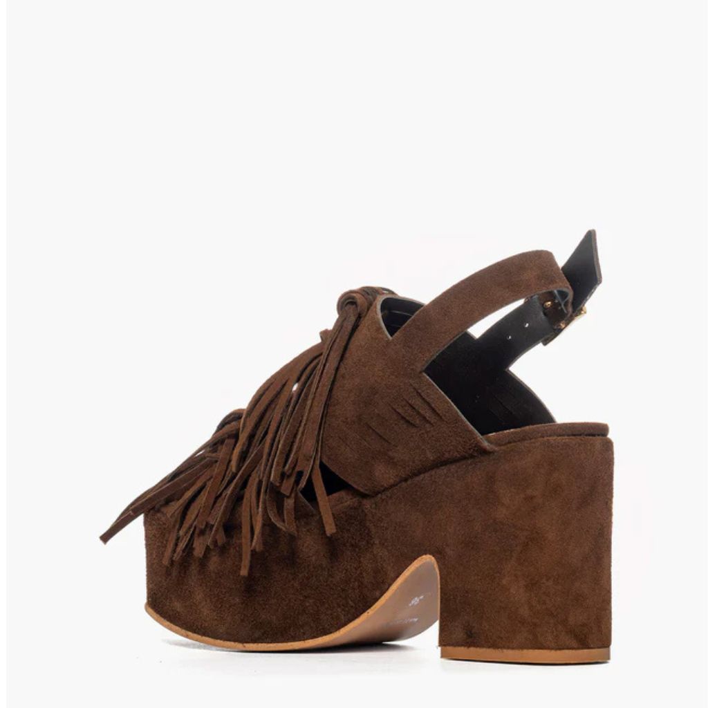 Sandalo con tacco plateau 10,5 cm Gagliotta in camoscio marrone, frange a cascata e cinturino slingback.