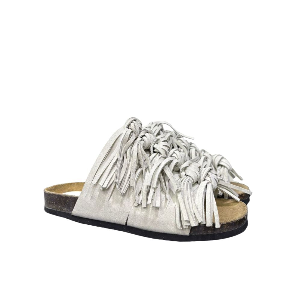 Ciabatta comfort Gagliotta modello Roberta in camoscio color ghiaccio con fascia ricoperta di frange annodate e suola alta 3 cm.
