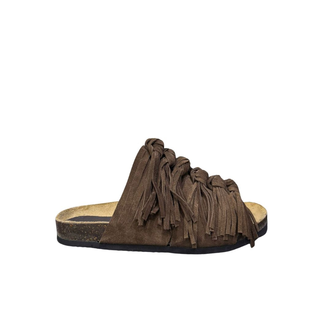 Ciabatta comfort Gagliotta modello Roberta in camoscio marrone con fascia ricoperta di frange annodate e suola alta 3 cm.