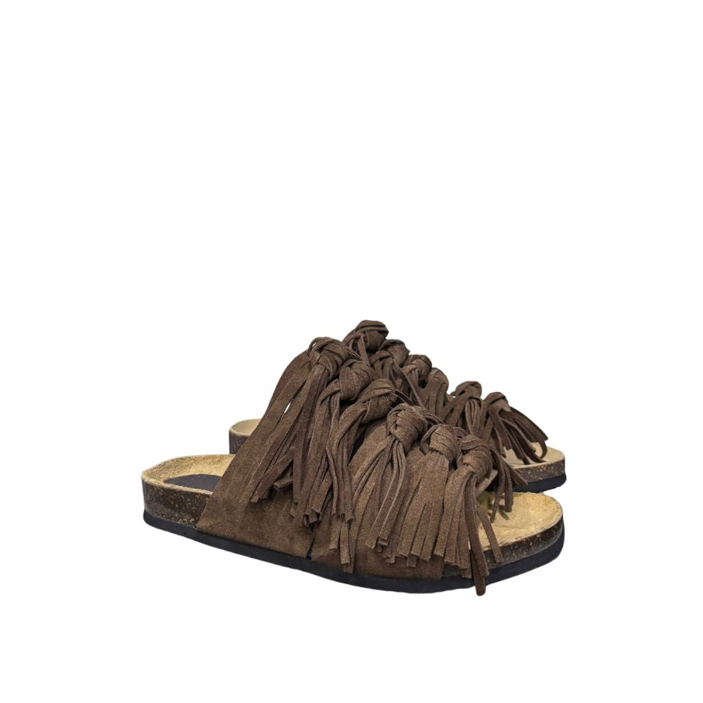 Ciabatta comfort Gagliotta modello Roberta in camoscio marrone con fascia ricoperta di frange annodate e suola alta 3 cm.