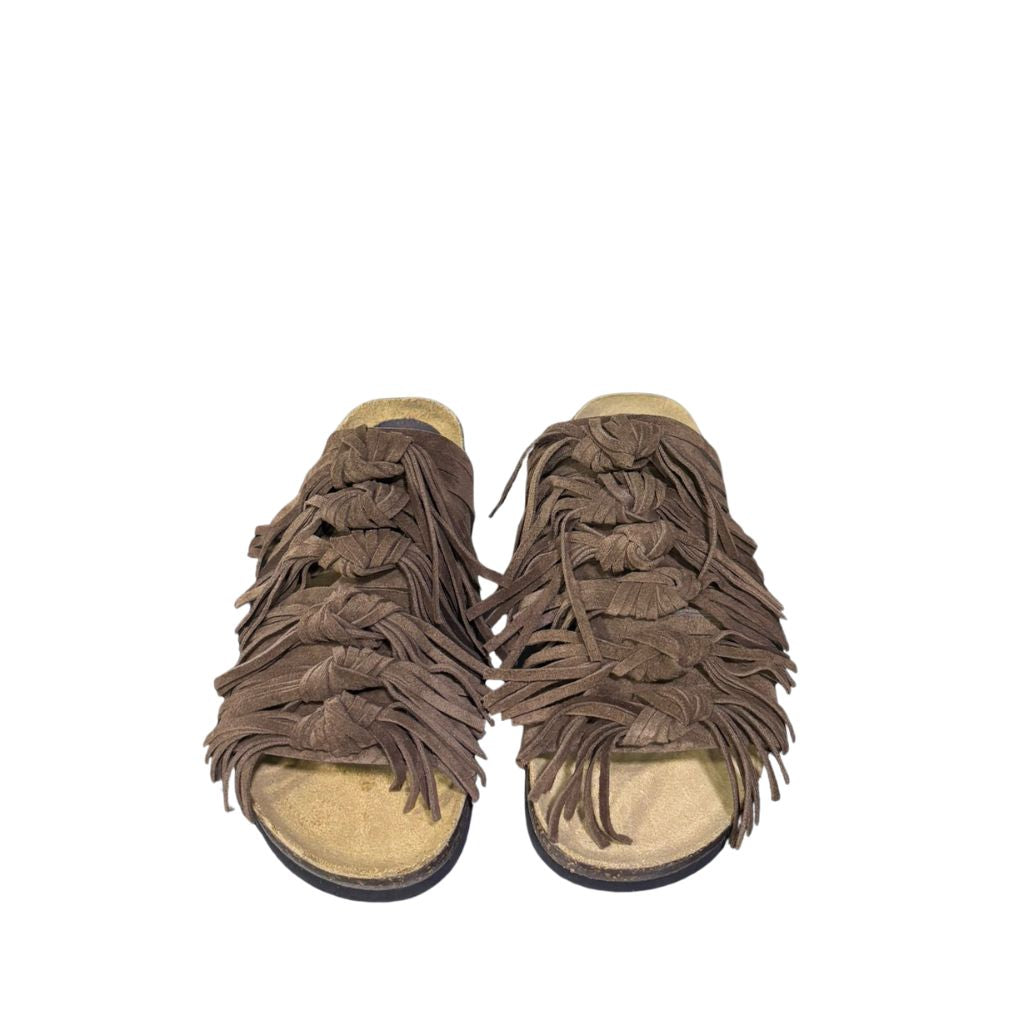 Ciabatta comfort Gagliotta modello Roberta in camoscio marrone con fascia ricoperta di frange annodate e suola alta 3 cm.
