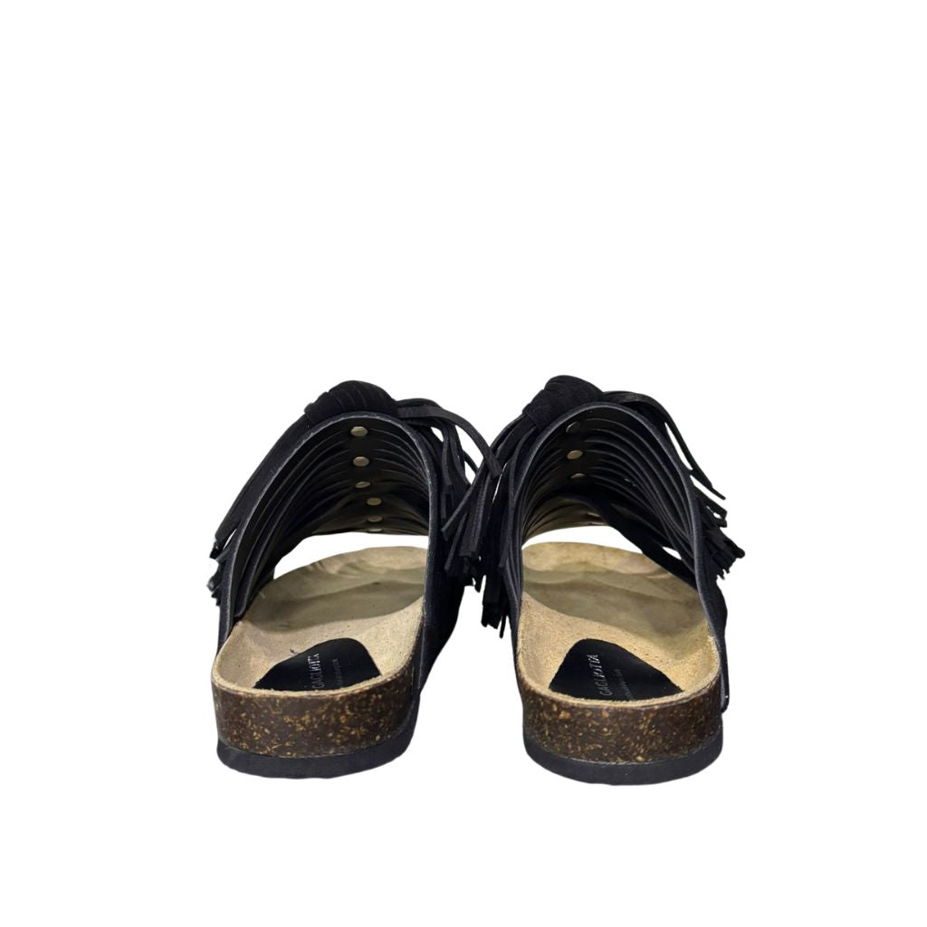 Ciabatta comfort Gagliotta modello Roberta in camoscio nero con fascia ricoperta di frange annodate e suola alta 3 cm.