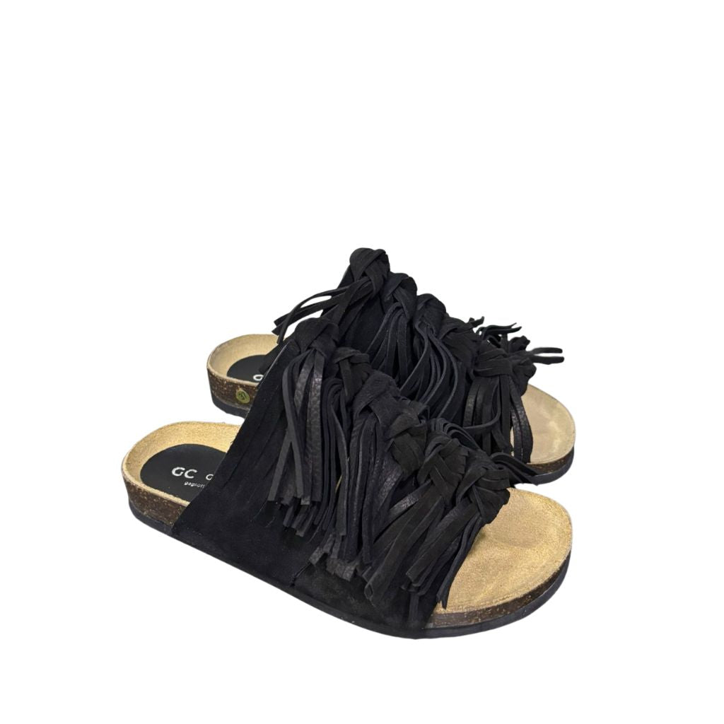 Ciabatta comfort Gagliotta modello Roberta in camoscio nero con fascia ricoperta di frange annodate e suola alta 3 cm.