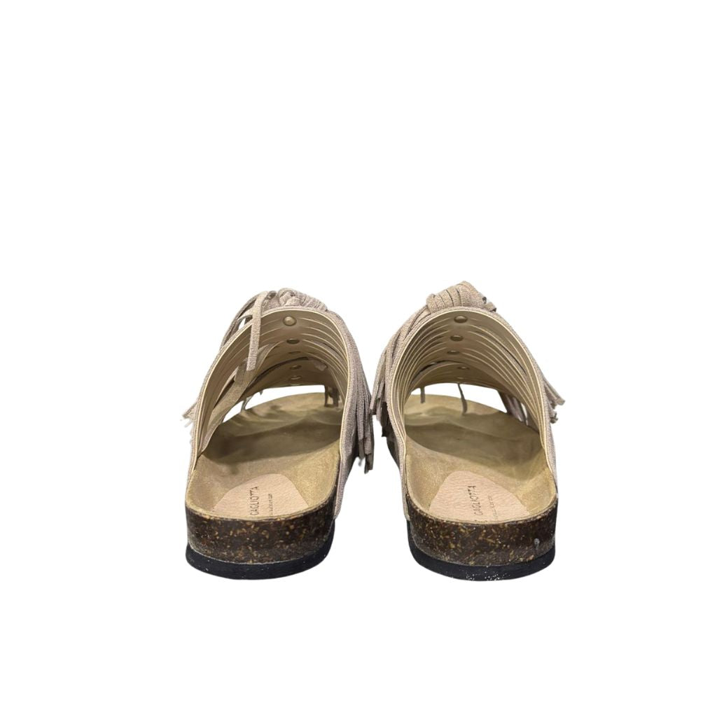 Ciabatta Gagliotta modello Roberta in camoscio taupe con fasce imbottite incrociate e suola confortevole alta 3 cm.