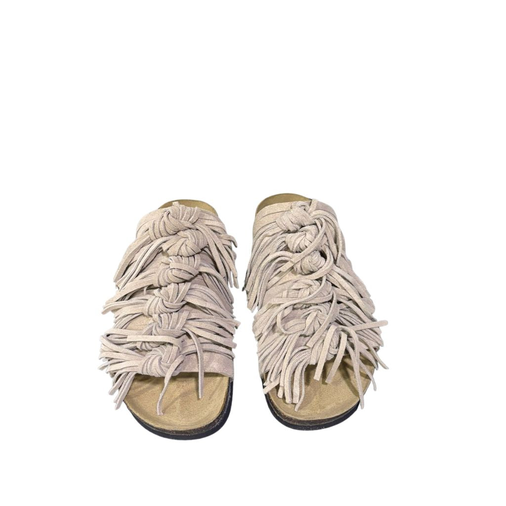 Ciabatta Gagliotta modello Roberta in camoscio taupe con fasce imbottite incrociate e suola confortevole alta 3 cm.