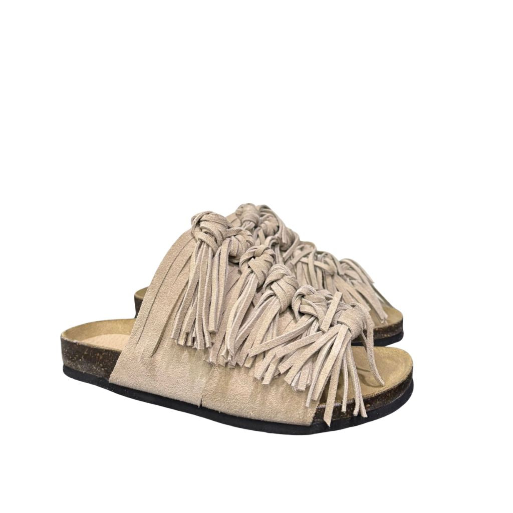 Ciabatta Gagliotta modello Roberta in camoscio taupe con fasce imbottite incrociate e suola confortevole alta 3 cm.