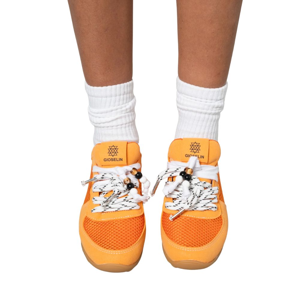 Sneakers Gioselin LOW arancione con tomaia in mesh, lacci trekking decorativi e suola gum