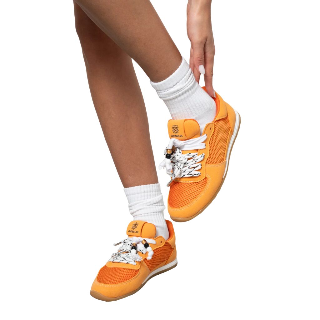 Sneakers Gioselin LOW arancione con tomaia in mesh, lacci trekking decorativi e suola gum