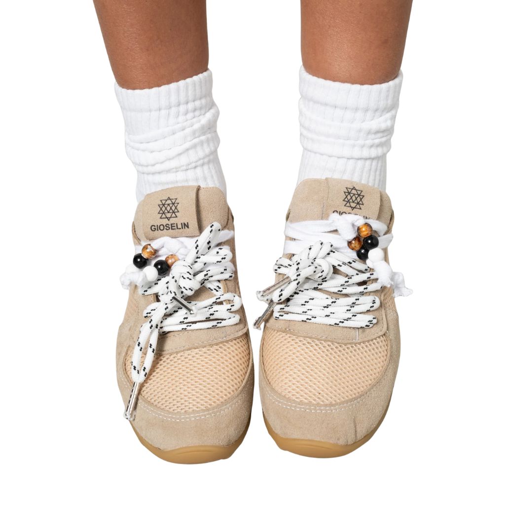 Sneakers Gioselin LOW beige con tomaia in mesh e scamosciato, lacci trekking decorativi e suola gum