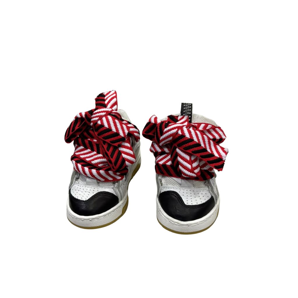 Sneaker alta bianca e nera con maxi lacci a righe rosse