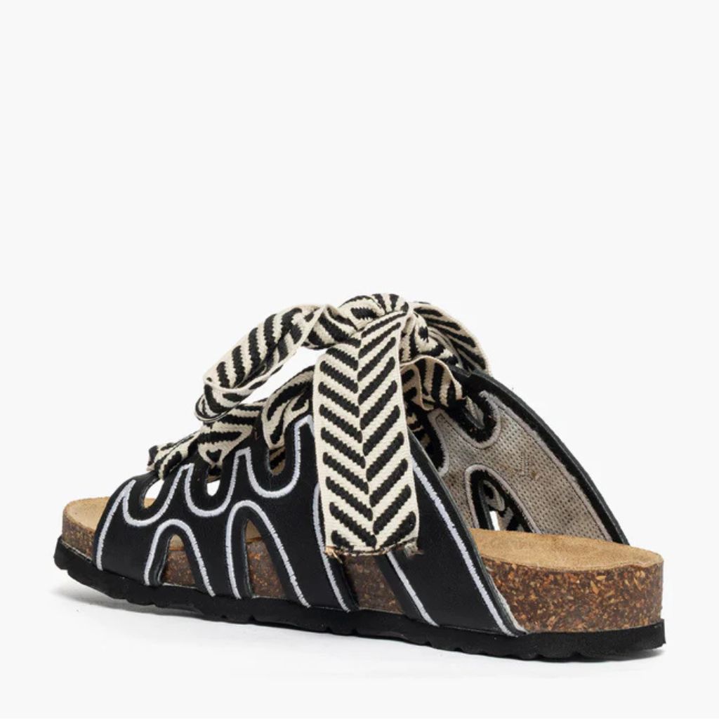 Ciabatta nera Jammers London con laccio chevron bianco e nero.