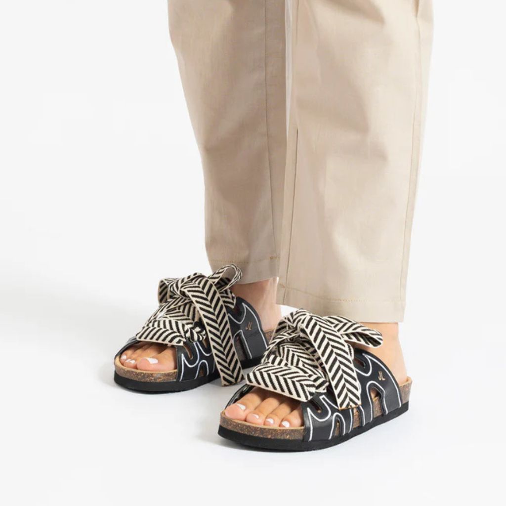 Ciabatta nera Jammers London con laccio chevron bianco e nero.