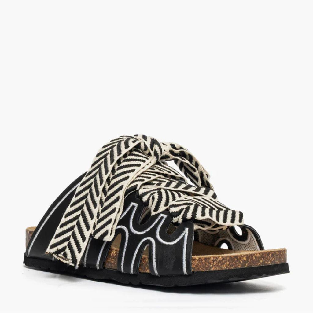 Ciabatta nera Jammers London con laccio chevron bianco e nero.