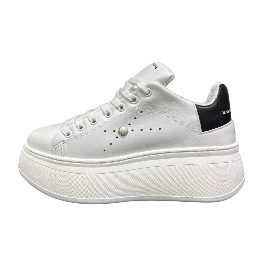 Sneaker Jammers London pelle bianca con tomaia traforata, borchietta dorata e tallone nero su maxi suola plateau.
