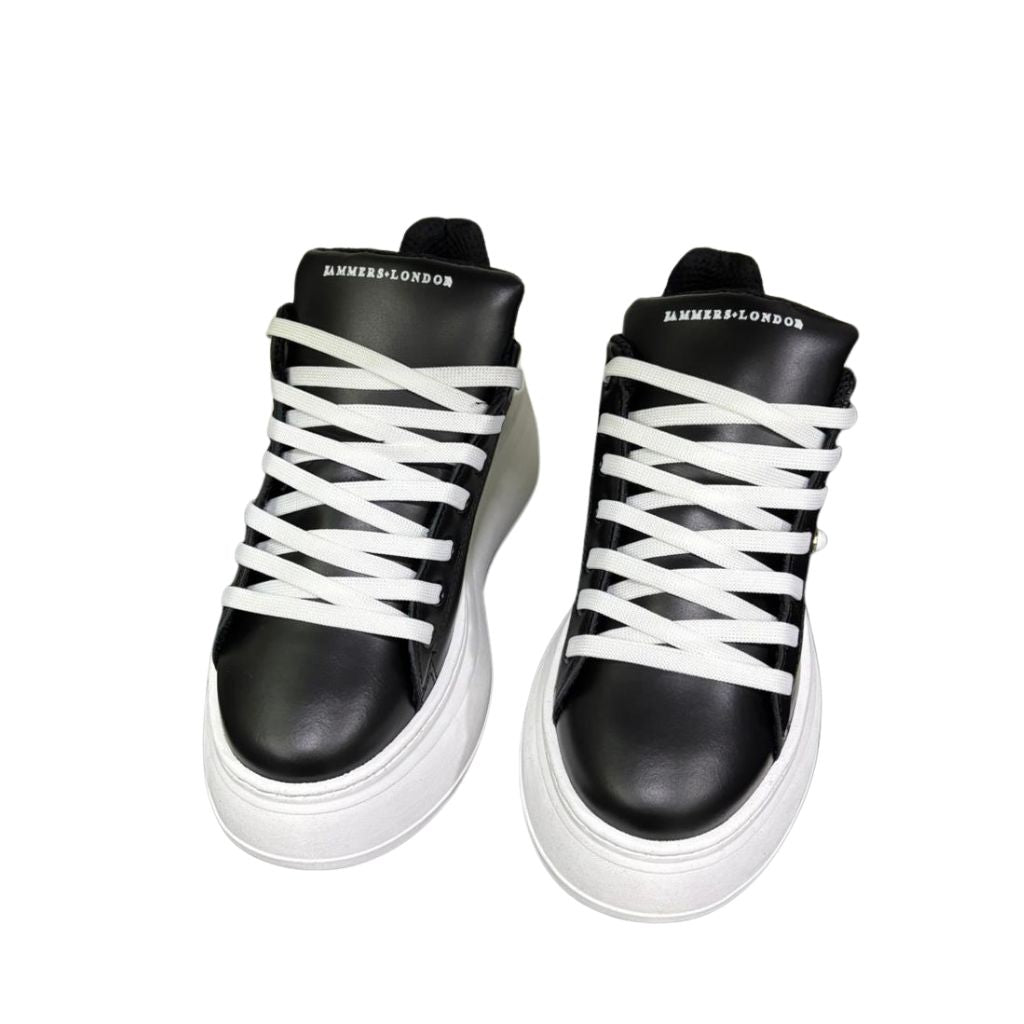 Sneakers nere in pelle Jammers London Alexa Ludo con lacci bianchi, perla decorativa sulla tomaia e maxi suola platform bianca.