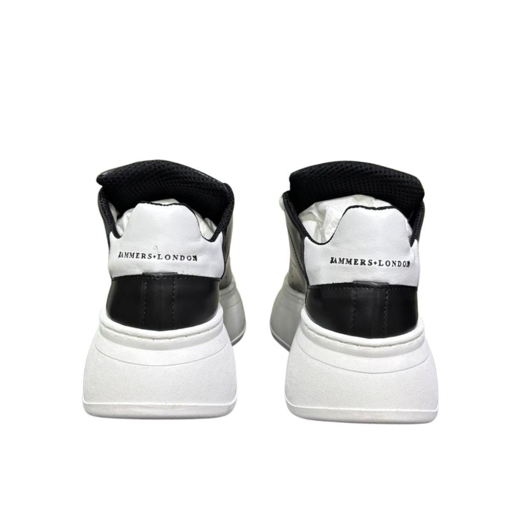 Sneakers nere in pelle Jammers London Alexa Ludo con lacci bianchi, perla decorativa sulla tomaia e maxi suola platform bianca.