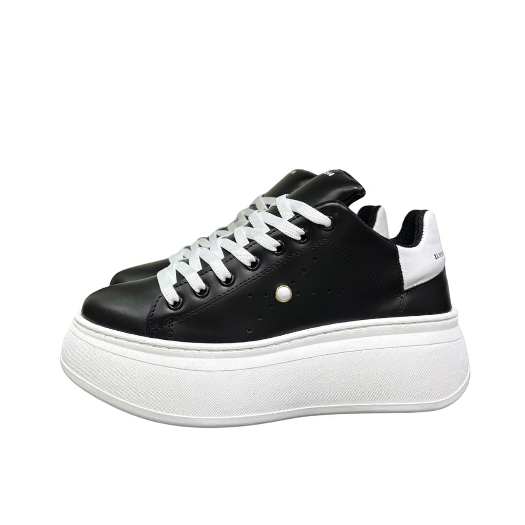 Sneakers nere in pelle Jammers London Alexa Ludo con lacci bianchi, perla decorativa sulla tomaia e maxi suola platform bianca.