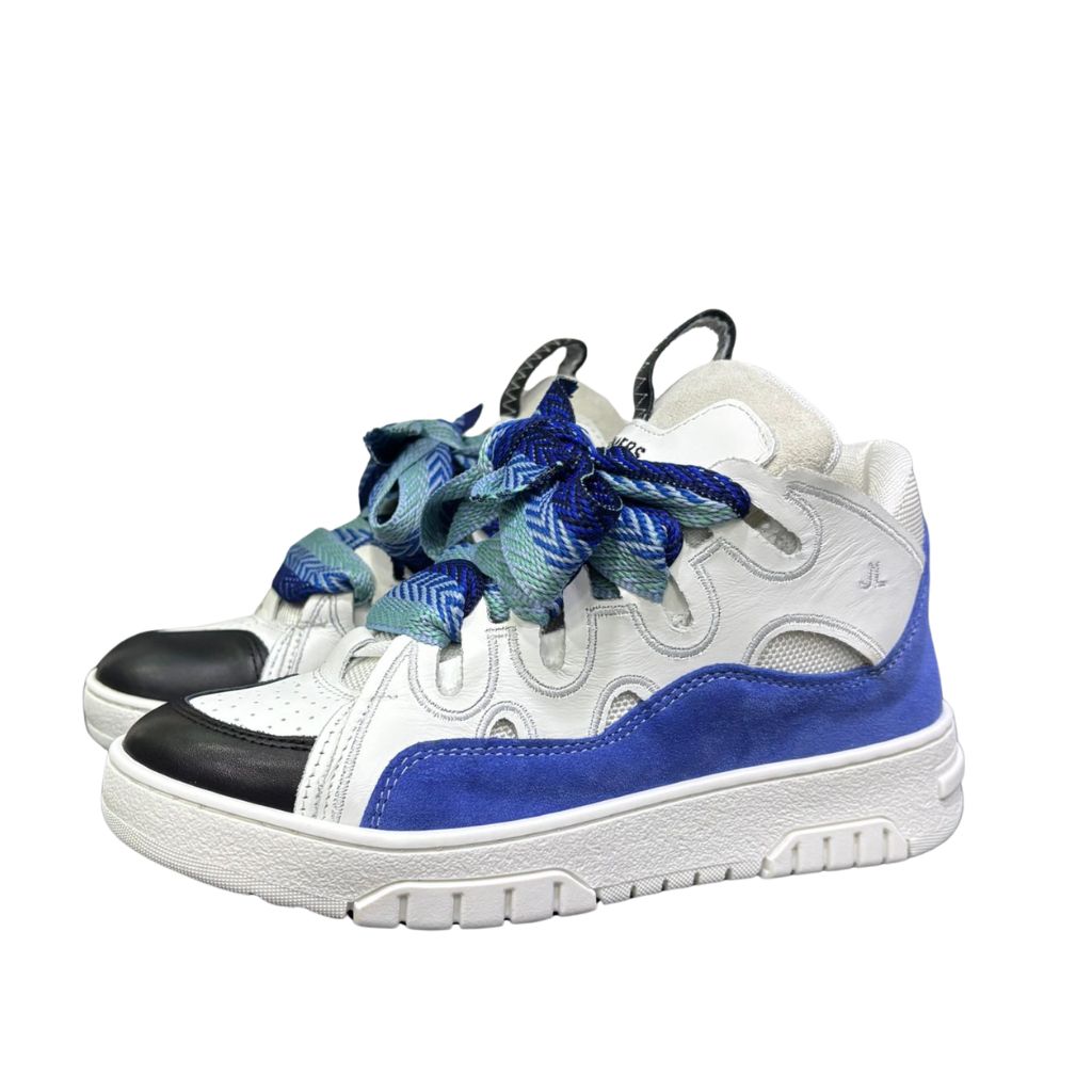 Sneakers basse Jammers London Cambridge bianche con inserti camoscio azzurro e lacci oversize intrecciati bicolore blu e celeste.