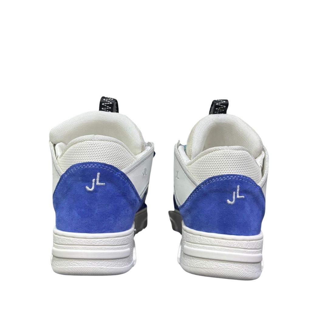 Sneakers basse Jammers London Cambridge bianche con inserti camoscio azzurro e lacci oversize intrecciati bicolore blu e celeste.
