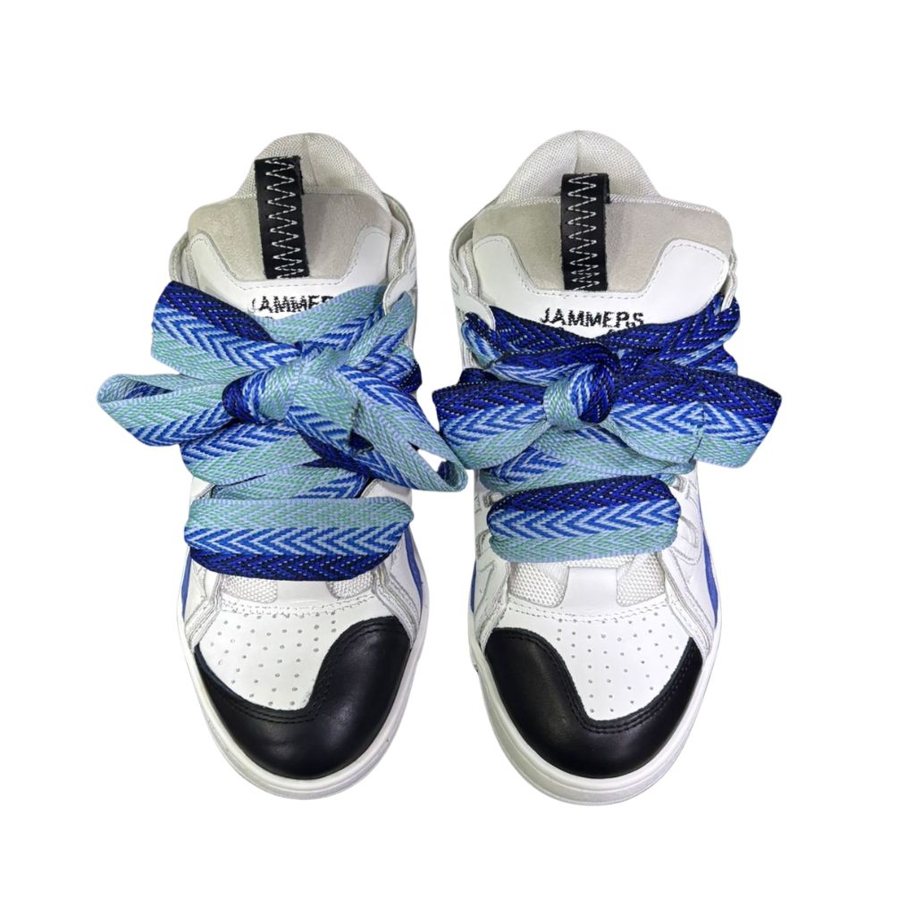Sneakers basse Jammers London Cambridge bianche con inserti camoscio azzurro e lacci oversize intrecciati bicolore blu e celeste.