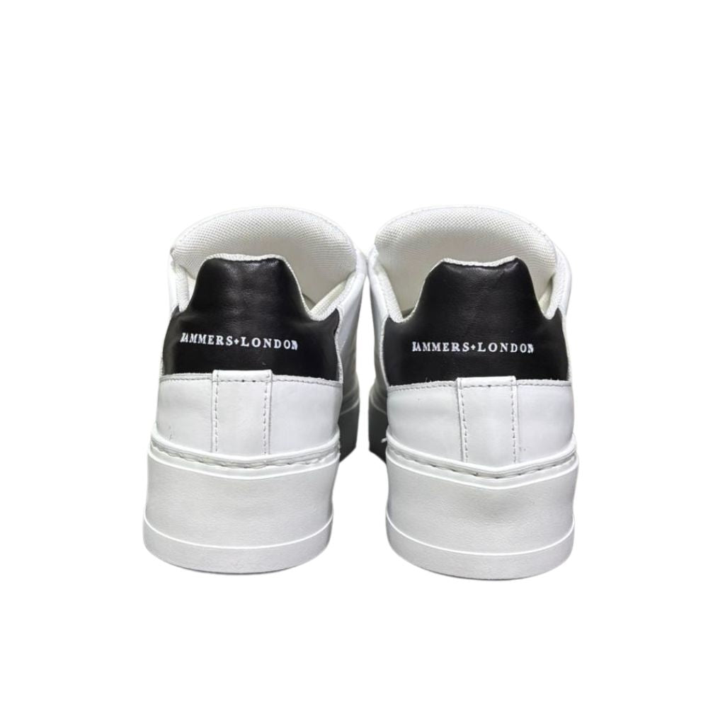 Sneakers bianche in pelle Jammers London Perla MatLudo con perla decorativa, tab posteriore nero e suola platform bianca.