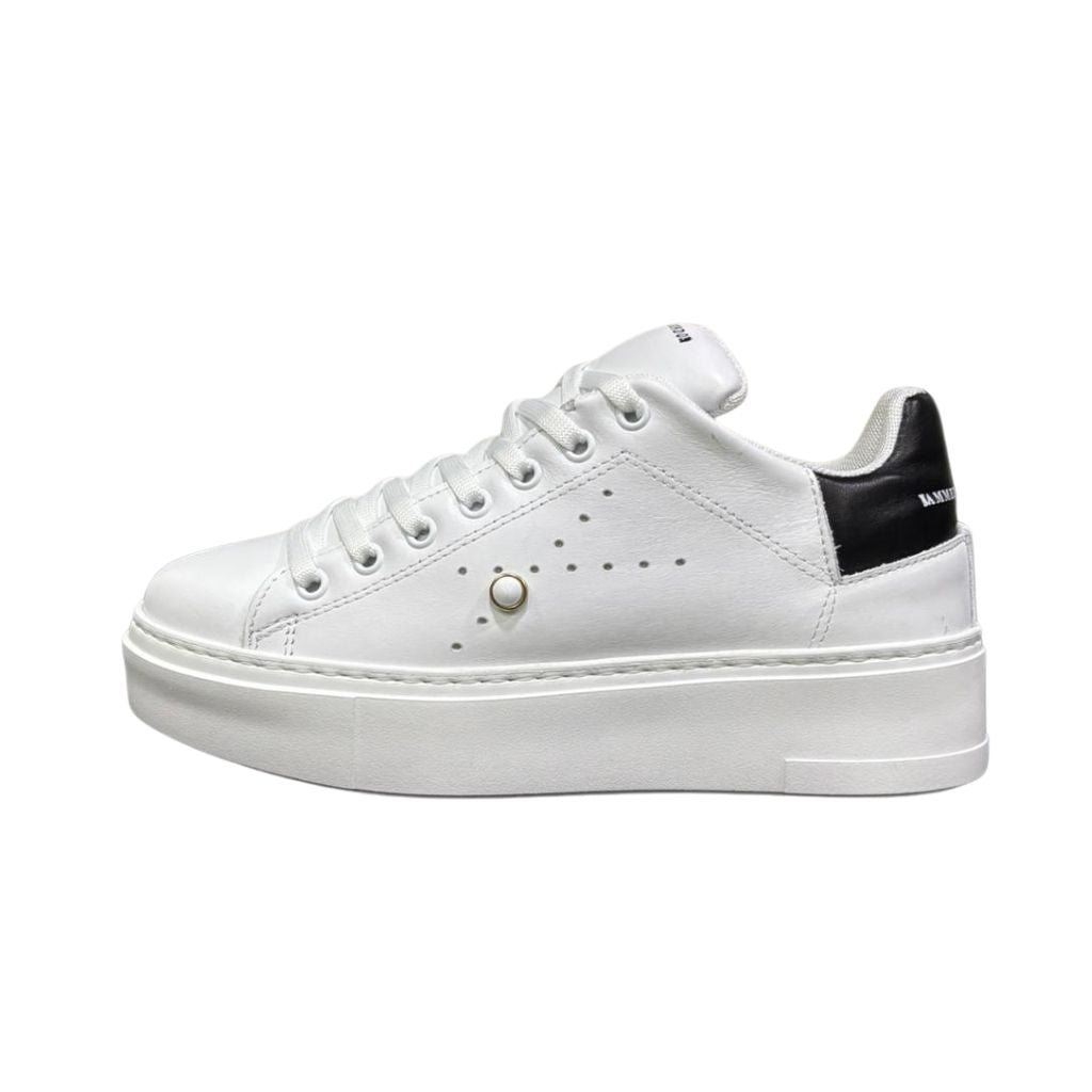 Sneakers bianche in pelle Jammers London Perla MatLudo con perla decorativa, tab posteriore nero e suola platform bianca.