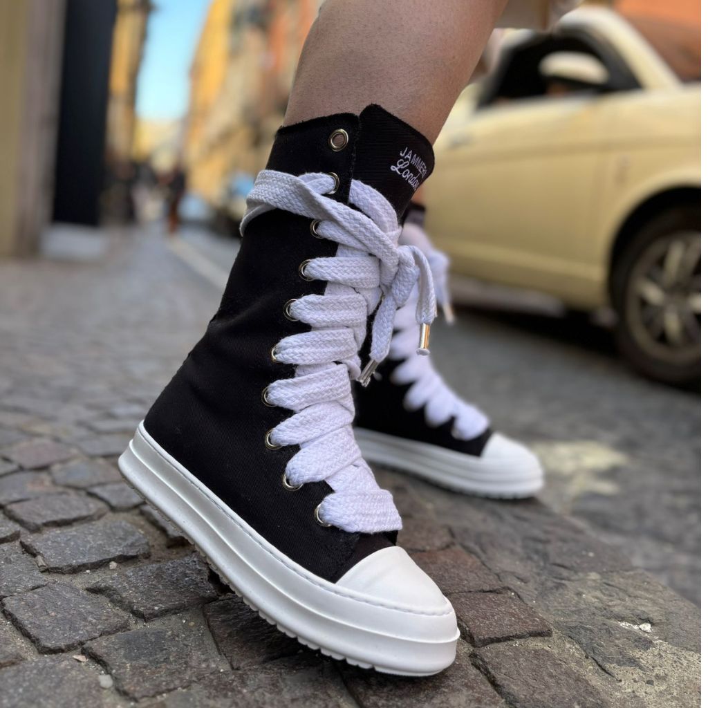 Sneaker boot alta donna nera con maxi lacci bianchi