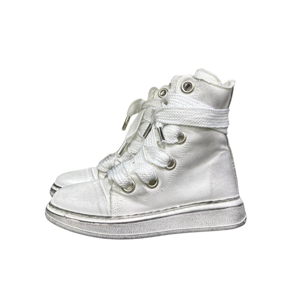 Stivaletto alto in tela bianca vintage Jammers London con lacci oversize e occhielli argento.