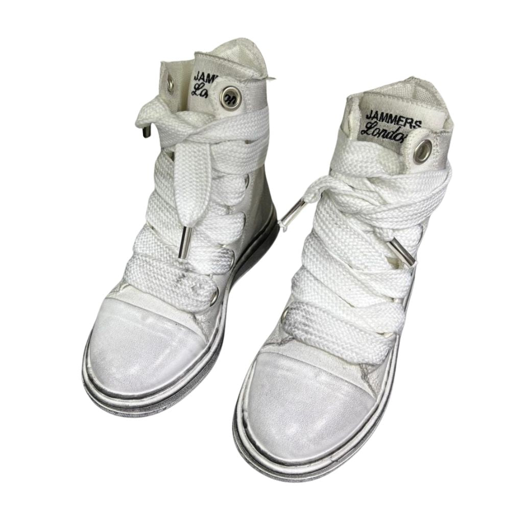 Stivaletto alto in tela bianca vintage Jammers London con lacci oversize e occhielli argento.