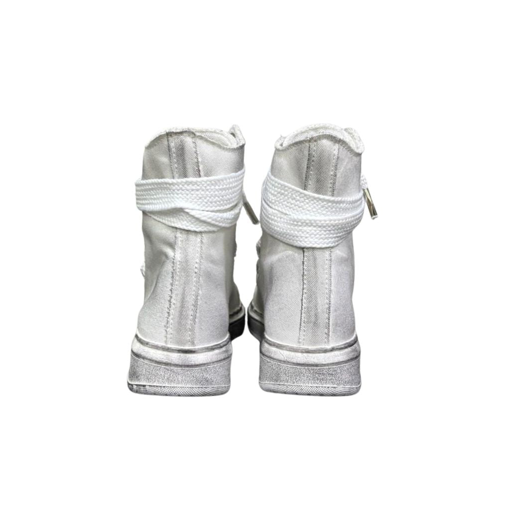 Stivaletto alto in tela bianca vintage Jammers London con lacci oversize e occhielli argento.
