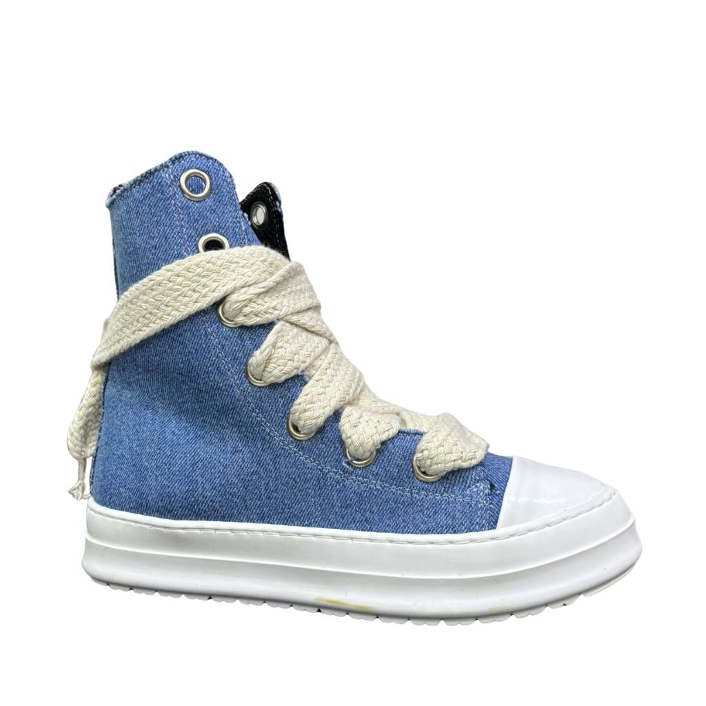 Sneaker alta in denim scuro con lacci beige