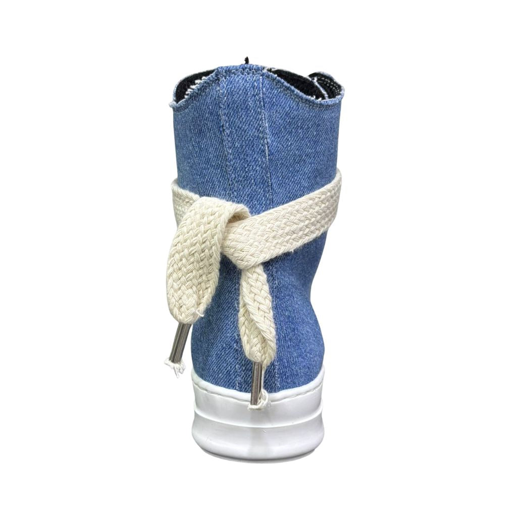 Sneaker alta in denim scuro con lacci beige