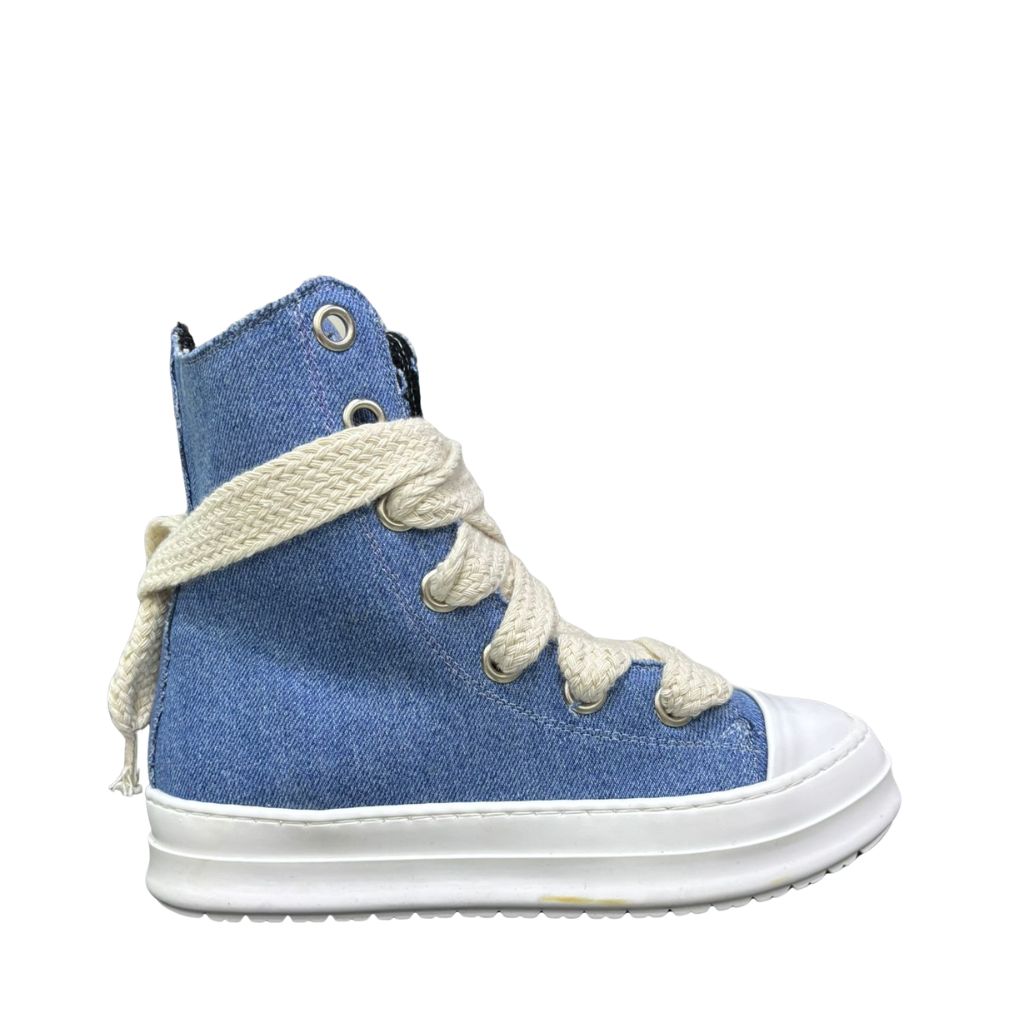 Sneaker alta in denim scuro con lacci beige